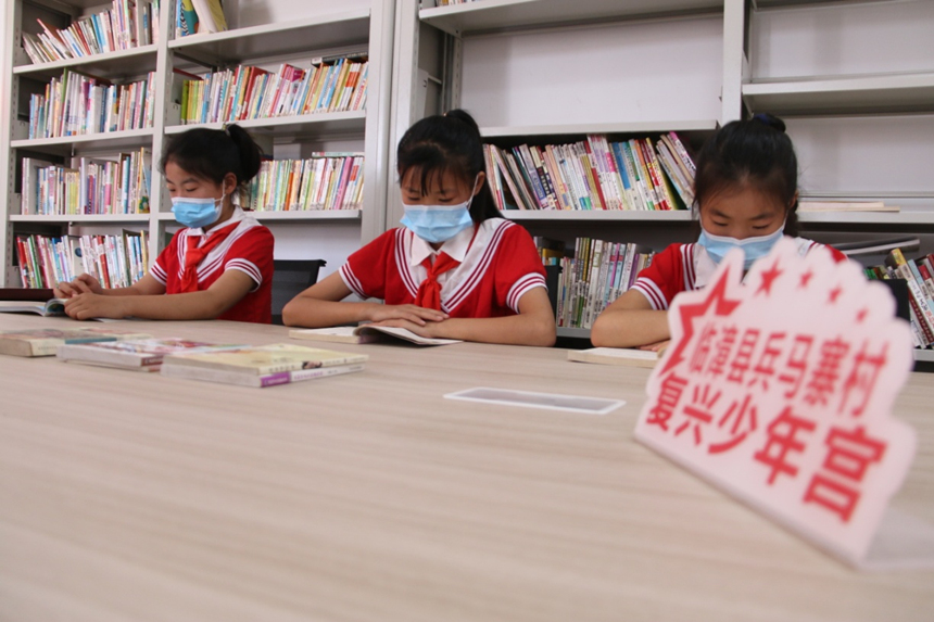河北省臨漳縣柏鶴集鄉(xiāng)兵馬寨村復(fù)興少年宮，孩子們在閱覽室讀書。 申志好攝