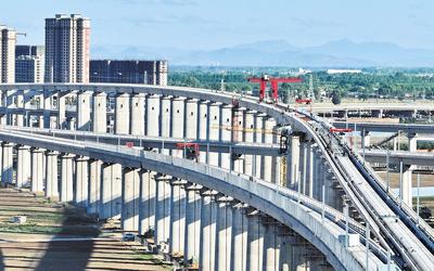 6月7日，工人在唐山市高新技術(shù)開發(fā)區(qū)境內(nèi)的京唐城際鐵路建設(shè)工地施工（無人機(jī)照片）。 新華社記者 楊世堯攝