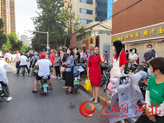 石家莊外國語學(xué)校考點(diǎn)外送考的家長(zhǎng)。人民網(wǎng) 祝龍超攝
