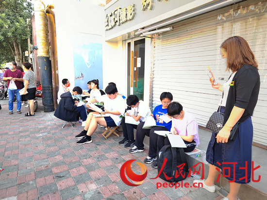 臨進(jìn)考場(chǎng)，考生抓緊時(shí)間再復(fù)習(xí)一下。人民網(wǎng) 祝龍超攝