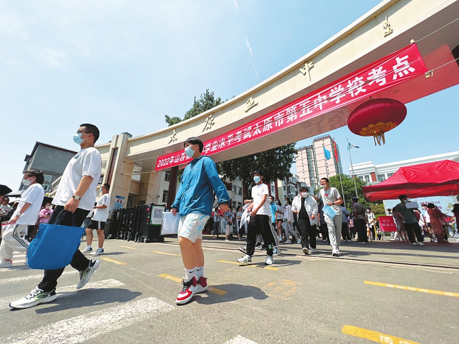 六月二十日，中考太原五中考點(diǎn)，完成首門考試的考生滿懷信心走出考場(chǎng)。記者李兆民攝