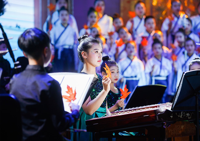 樂團(tuán)在臺(tái)上演出。單位供圖