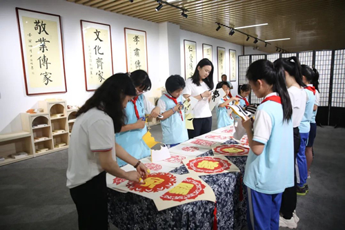 1、長(zhǎng)沙市雨花區(qū)校園清廉家風(fēng)館開(kāi)館。受訪(fǎng)單位供圖
