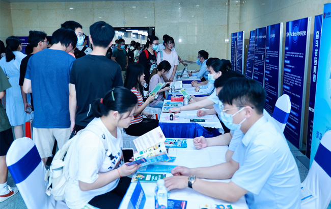 大學(xué)生現(xiàn)場咨詢創(chuàng)業(yè)政策。長沙市人社局供圖