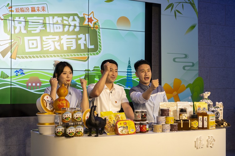 6月3日下午，在臨汾原產(chǎn)地商品體驗(yàn)店，曲沃縣副縣長(zhǎng)樊奇選對(duì)當(dāng)?shù)氐霓r(nóng)特產(chǎn)品、旅游景點(diǎn)進(jìn)行了推介代言。鄭遠(yuǎn)飛攝