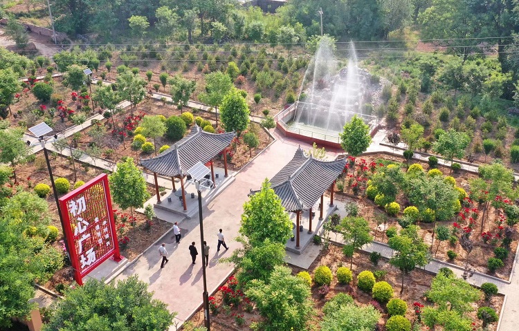 初夏時(shí)節(jié)，襄汾縣鄧莊鎮(zhèn)澗溝村初心廣場(chǎng)內(nèi)一派迷人的鄉(xiāng)村振興新圖景。李現(xiàn)俊攝