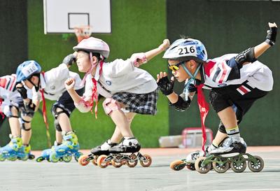 6月23日，邯鄲市邯山區(qū)實驗小學(xué)的學(xué)生在練習(xí)輪滑。 當(dāng)日是國際奧林匹克日，該小學(xué)開展了“我運動、我健康、我快樂”為主題的體育活動，通過足球、籃球、武術(shù)、輪滑、擊劍等運動，讓學(xué)生們享受運動健身的快樂，感受運動的魅力。 河北日報通訊員 郝群英攝
