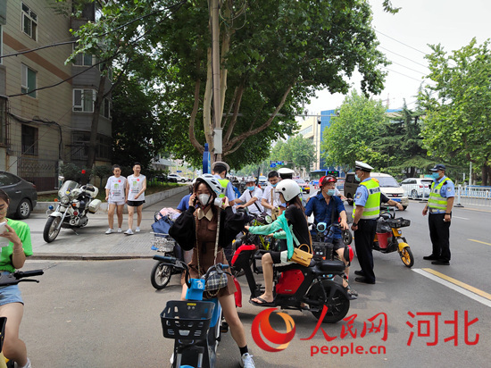 石家莊交警在查處非機(jī)動(dòng)車違章。人民網(wǎng)祝龍超攝