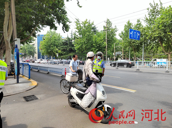 石家莊交警在查處非機(jī)動(dòng)車違章。人民網(wǎng)祝龍超攝