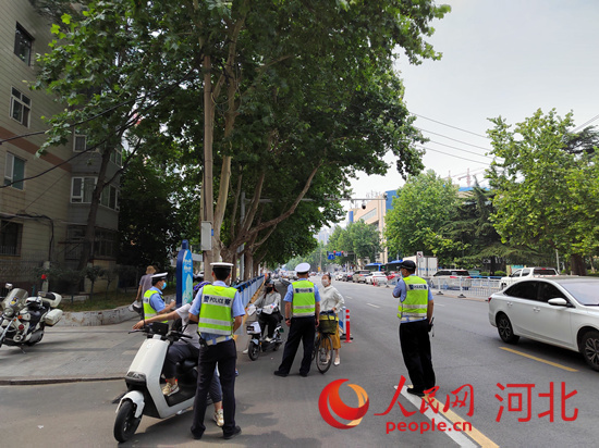 石家莊交警在查處非機(jī)動(dòng)車違章。人民網(wǎng)祝龍超攝