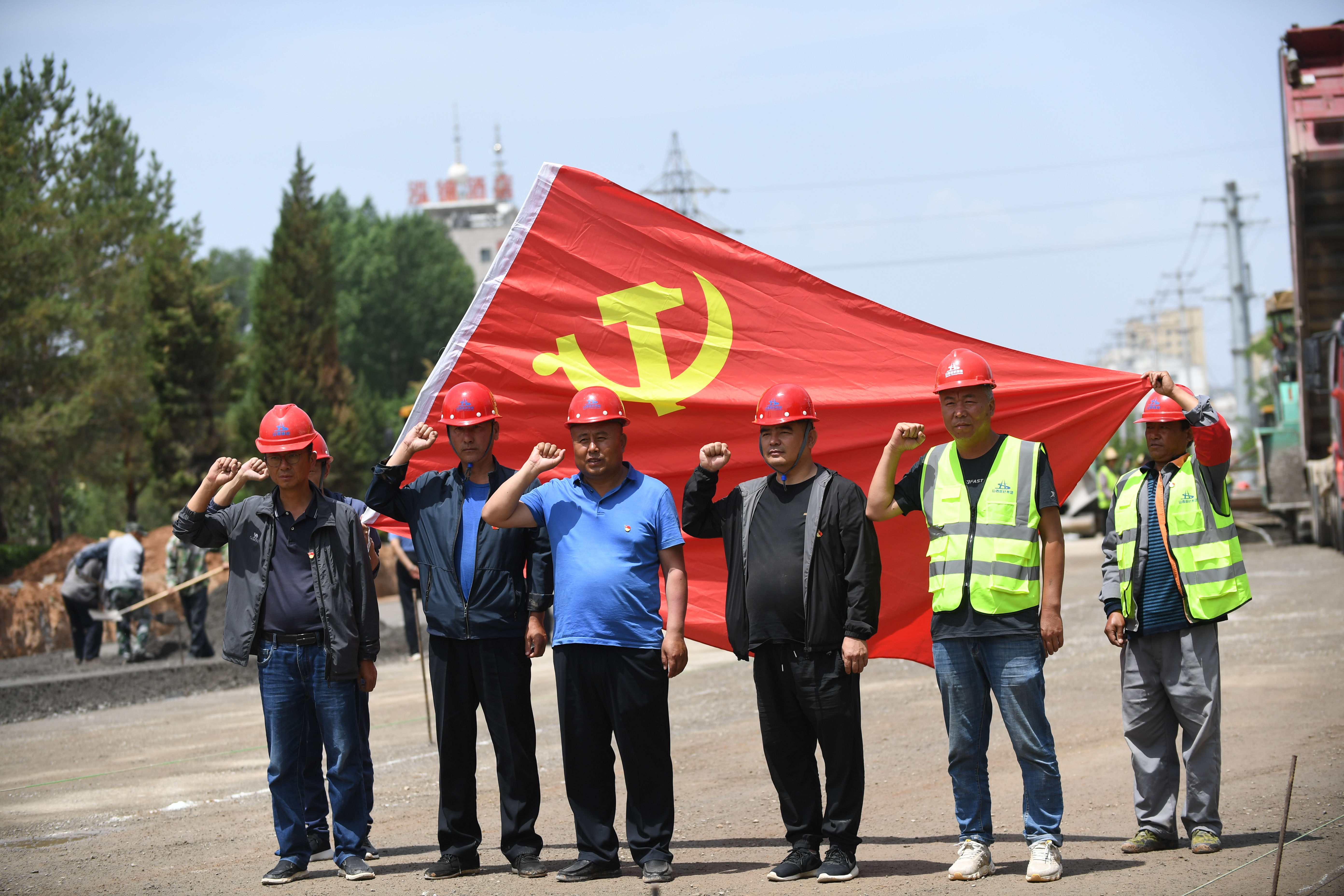 路橋工人在黨旗下宣誓。圖片由路橋公司提供