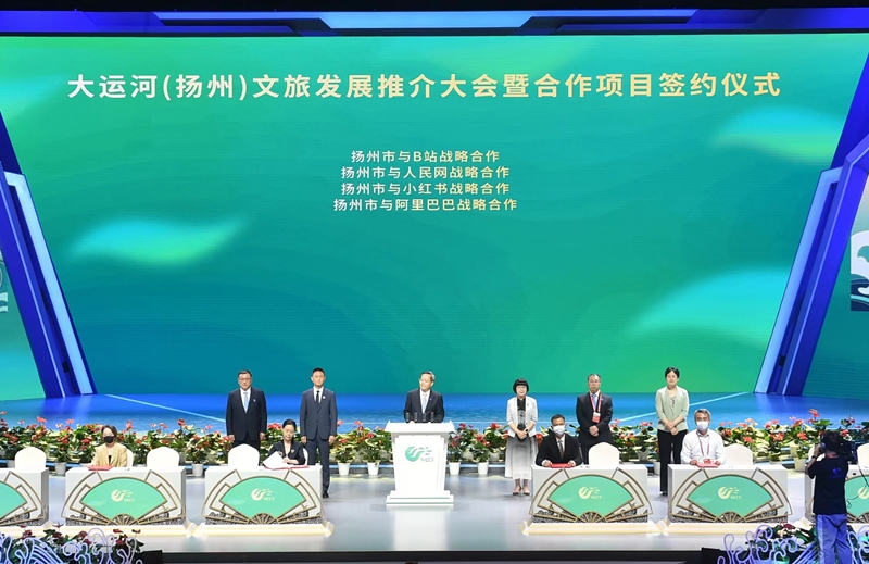 揚州市副市長劉流與人民網(wǎng)股份有限公司江蘇分公司總經(jīng)理汪崢嶸作為代表分別簽署了戰(zhàn)略合作協(xié)議。文斌攝