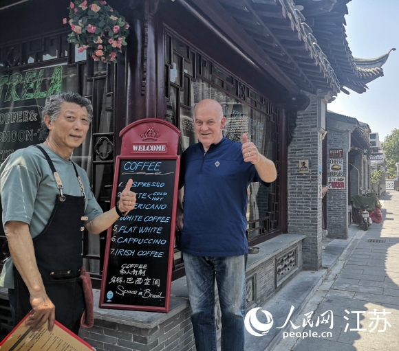 愛逛古巷的巴西人和揚州朋友在仁豐里開了一家西餐廳。 人民網(wǎng) 張玉峰攝