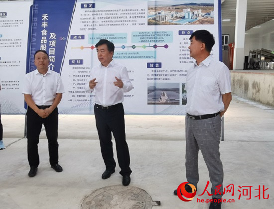 黨曉龍在禾豐項目現(xiàn)場鼓勵大家以商招商。 人民網(wǎng) 張繼航攝