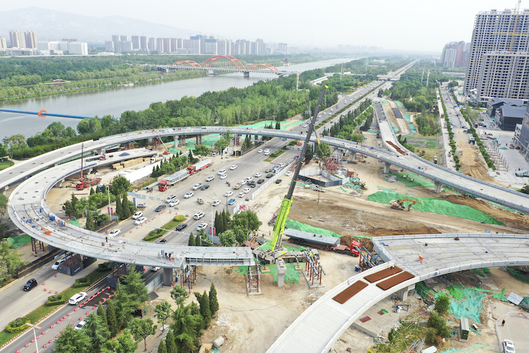 市區(qū)五一路快速通道工程西段順利合龍。