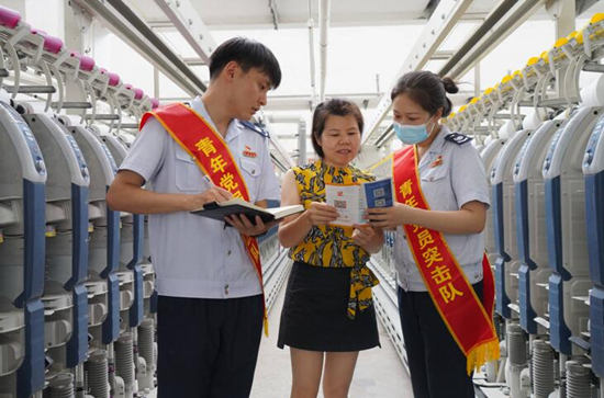 國家稅務總局常德市西洞庭西湖管理區(qū)稅務局成立青年黨員突擊隊，走進常德銀駿紡織有限公司等企業(yè)送政策、問需求、解難題。受訪單位供圖