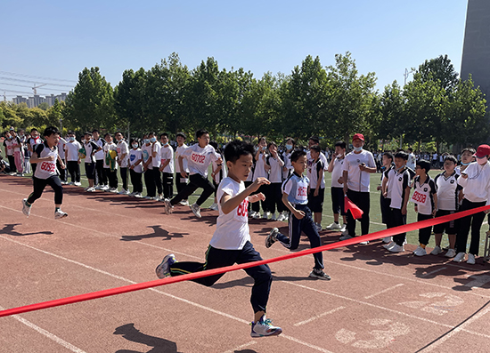 河北省威縣第四小學(xué)學(xué)生組織短跑比賽。 趙國華攝