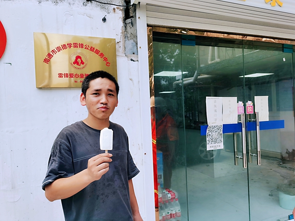 2過路司機(jī)在驛站冷飲。人民網(wǎng)記者王繼亮攝.jpg