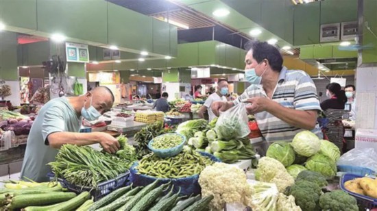 無錫市民在沁揚市場和往常一樣購買農(nóng)副產(chǎn)品。宗曉東攝