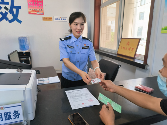 張靜正在為群眾辦理業(yè)務(wù)。 趙凱攝