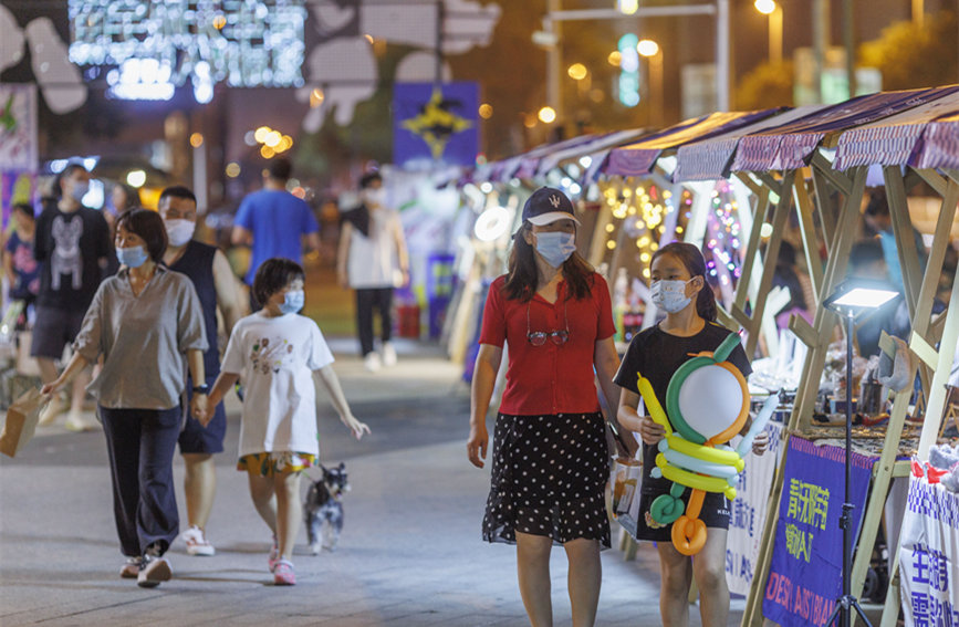 青年無限宇宙潮動市集匯聚眾多文創(chuàng)產(chǎn)品，豐富市民夜生活。王英浩攝