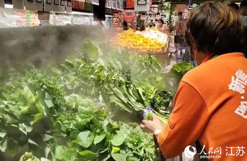 在大潤發(fā)長江北路店里，果蔬、肉蛋等生活必需品種類齊全，供應(yīng)充足，市民正有序選購。無錫市委網(wǎng)信辦供圖
