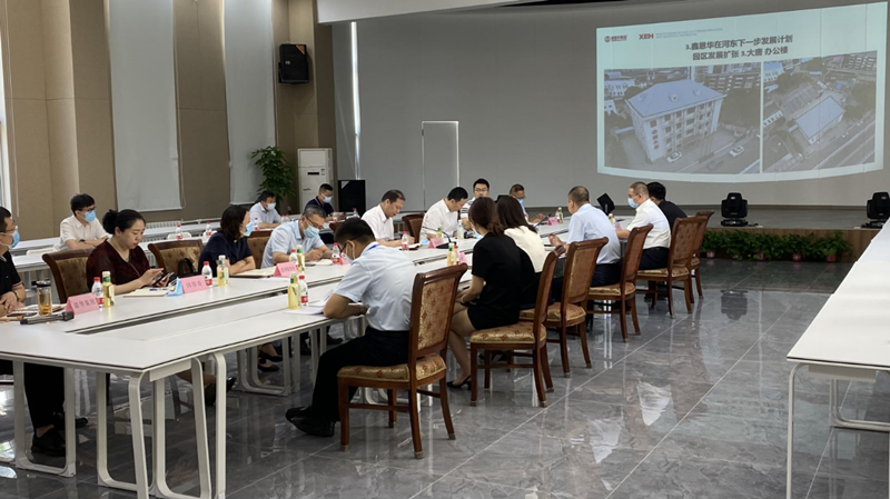 河東區(qū)委書記范少軍一行深入老電建公司辦公園區(qū)就盤活園區(qū)工作進行部署研究。河東區(qū)供圖
