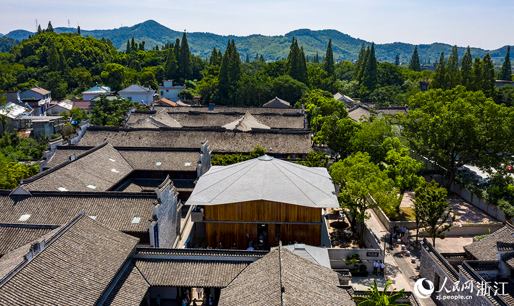 7月23日，空中俯瞰位于寧波市江北區(qū)慈城鎮(zhèn)的抱珠樓。人民網(wǎng) 章勇濤攝