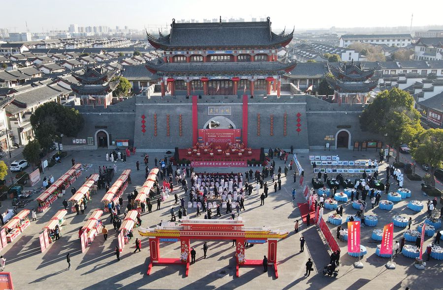 城門掛春聯(lián)，金湖沖刺“開門紅”。陳義寶攝