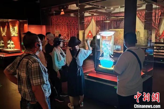 圖為臺灣新北市永和區(qū)里長聯(lián)誼會江西參訪團一行在南昌漢代?；韬顕z址博物館內參觀展出的珍貴文物?！●樞↓?攝