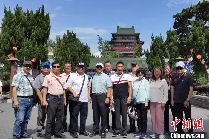 圖為臺灣新北市永和區(qū)里長聯(lián)誼會江西參訪團一行在南昌滕王閣前合影?！×鴷缘?攝