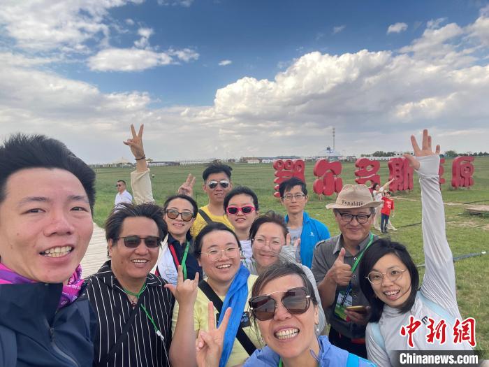 圖為臺胞在鄂爾多斯草原合影?！∪~冠賢 攝