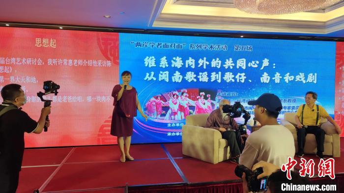 歌仔說唱非遺傳承人張?jiān)缕寂楷F(xiàn)場演唱?！罘?攝