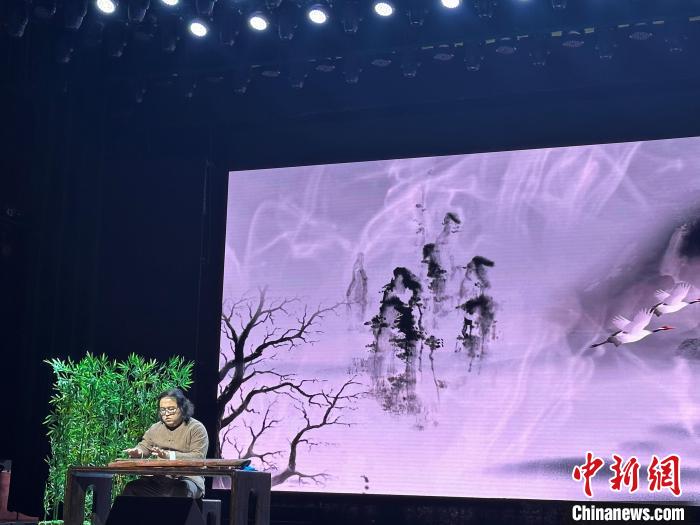 閩派古琴名家陳志強演奏一曲《流水》?！堺惥?攝