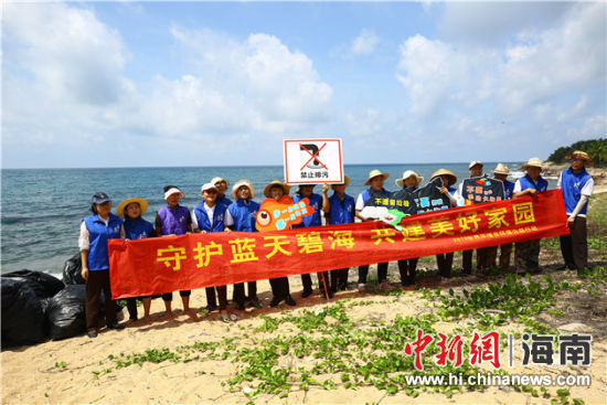 環(huán)保志愿者呼吁停止隨地扔垃圾、破壞環(huán)境等不文明行為。