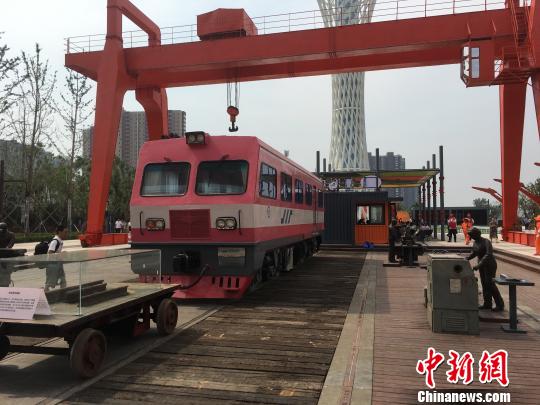 公園內(nèi)的火車車廂與貨場(chǎng)龍門吊等工業(yè)遺跡?！「呒t超 攝