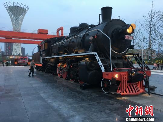 公園內(nèi)保留布置了蒸汽時(shí)代火車頭。　高紅超 攝