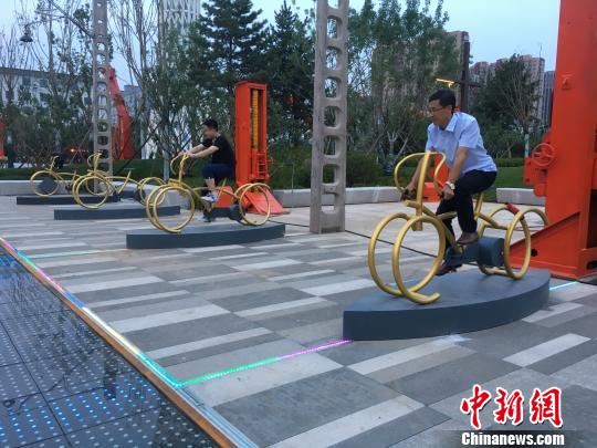 市民使用公園內(nèi)的健身設(shè)施?！「呒t超 攝