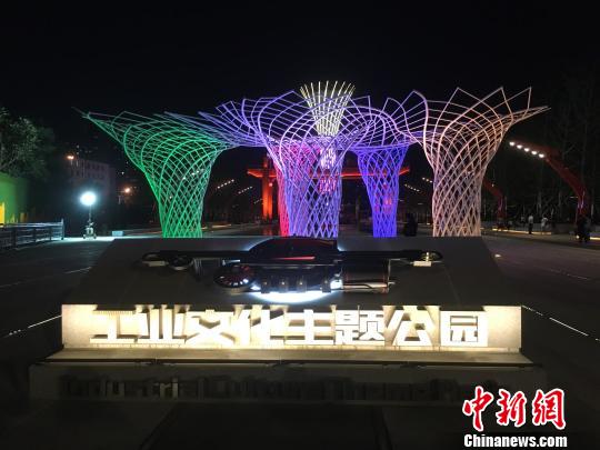 夜晚，奧運(yùn)“五色樹”的燈光。　高紅超 攝