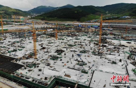 6月28日，航拍鏡頭下的河北張家口冬奧會太子城冰雪小鎮(zhèn)項(xiàng)目。太子城冰雪小鎮(zhèn)項(xiàng)目位于2022年冬奧會張家口賽區(qū)核心區(qū)，連接張家口賽區(qū)云頂和古楊樹兩個(gè)競賽場館群，建成后將承擔(dān)賽時(shí)核心區(qū)配套保障功能，提供冬奧頒獎(jiǎng)、貴賓接待、交通換乘、休閑娛樂等服務(wù)，賽后將成為一座國際化四季度假小鎮(zhèn)。 中新社記者 楊艷敏 攝