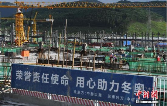 6月28日，河北張家口冬奧會太子城冰雪小鎮(zhèn)項(xiàng)目現(xiàn)場。太子城冰雪小鎮(zhèn)項(xiàng)目位于2022年冬奧會張家口賽區(qū)核心區(qū)，連接張家口賽區(qū)云頂和古楊樹兩個(gè)競賽場館群，建成后將承擔(dān)賽時(shí)核心區(qū)配套保障功能，提供冬奧頒獎(jiǎng)、貴賓接待、交通換乘、休閑娛樂等服務(wù)，賽后將成為一座國際化四季度假小鎮(zhèn)。 中新社記者 楊艷敏 攝