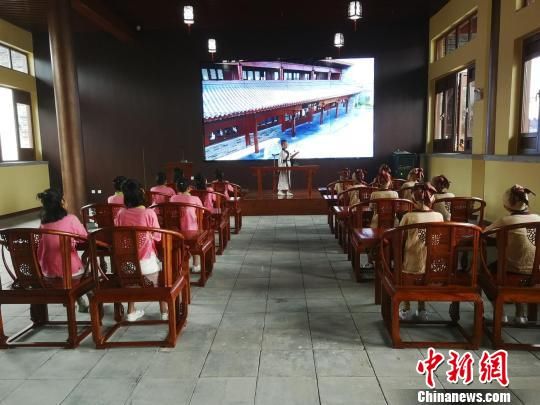 學(xué)生們在大原書院誦讀國學(xué)經(jīng)典。　王鵬 攝