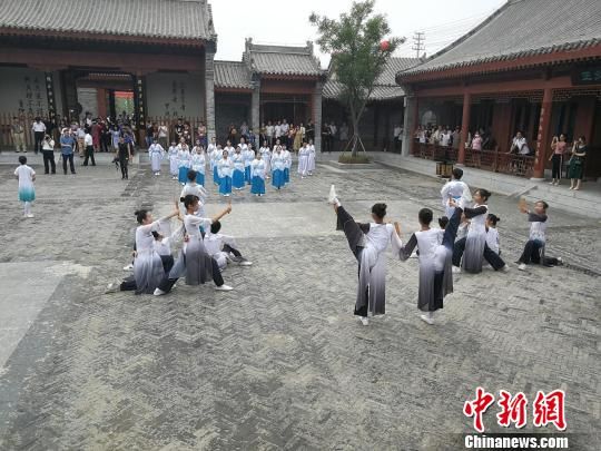誦讀國學(xué)經(jīng)典展演。　王鵬 攝