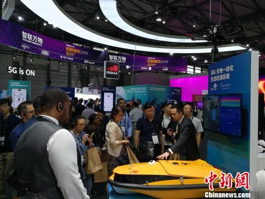 圖為現(xiàn)場人員講解5G“天地一體化”生態(tài)檢測系統(tǒng)。　任柏松 攝