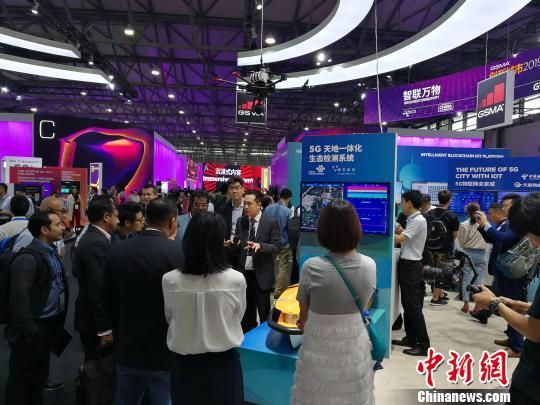 雄安新區(qū)展臺吸引不少眾多觀眾駐足關(guān)注?！∪伟厮?攝