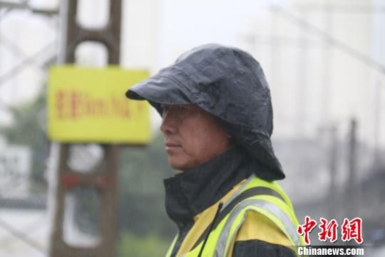 蘭州西工務(wù)段蘭州線路車間防護(hù)員雨中巡查?！⊥豕廨x 攝