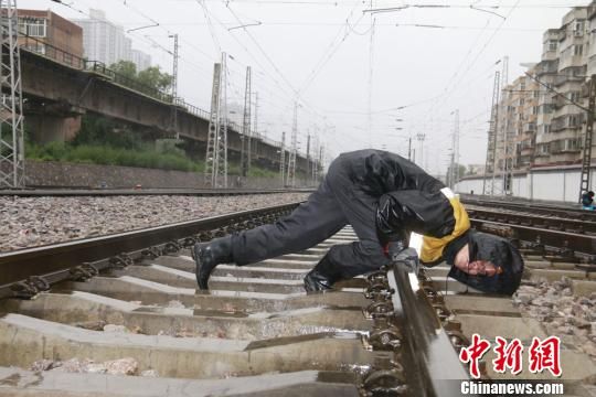 蘭州西工務(wù)段蘭州線路車間職工檢查線路幾何尺寸。　王光輝 攝