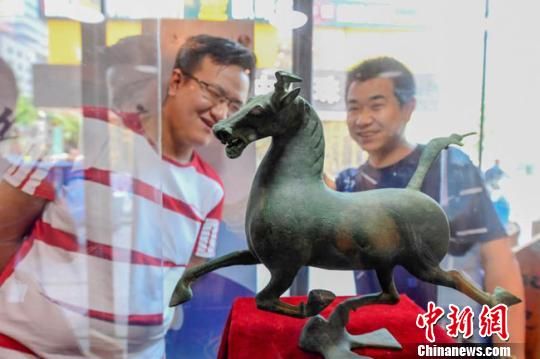 甘肅省博物館將榮登《國(guó)家寶藏》的文物銅奔馬和人頭形器口彩陶瓶搬到了絲路如意餐廳，讓顧客在餐廳內(nèi)就能近距離的和文物面對(duì)面。　鐘欣 攝