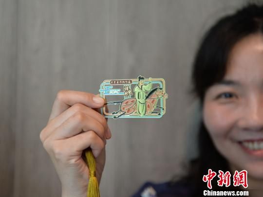 絲路主題餐廳內(nèi)推出的文創(chuàng)產(chǎn)品?！＄娦?攝