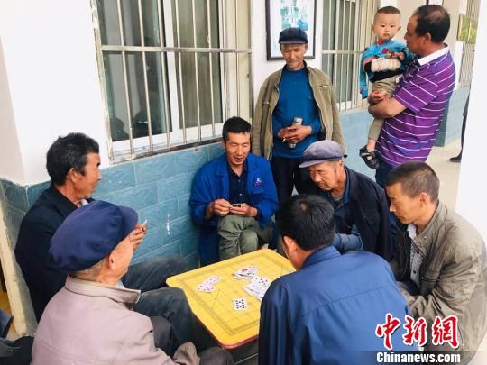 圖為老年人“興趣驛站”中的棋牌組?！“瑧c龍 攝
